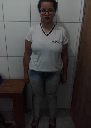 Larissa Ariane Souza foi retirada da sala de aula de escola por usar calça rasgada - Reprodução/Facebook