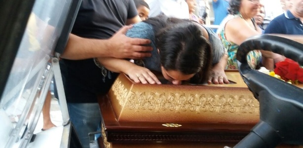15.mar.2018 - A funcionária pública Agatha Arnaus Reis no enterro do marido Anderson Pedro Gomes, 39, assassinado junto à vereadora Marielle Franco (PSOL) - Léo Burlá/UOL