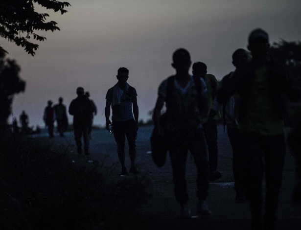 25.10.2018 - Apesar do cansaço, migrantes hondurenhos seguem caravana pelo México em direção aos EUA - Pedro Pardo/AFP