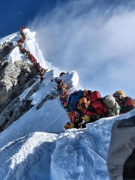 Congestionamento de alpinistas no Monte Everest  - Project Possible/AFP