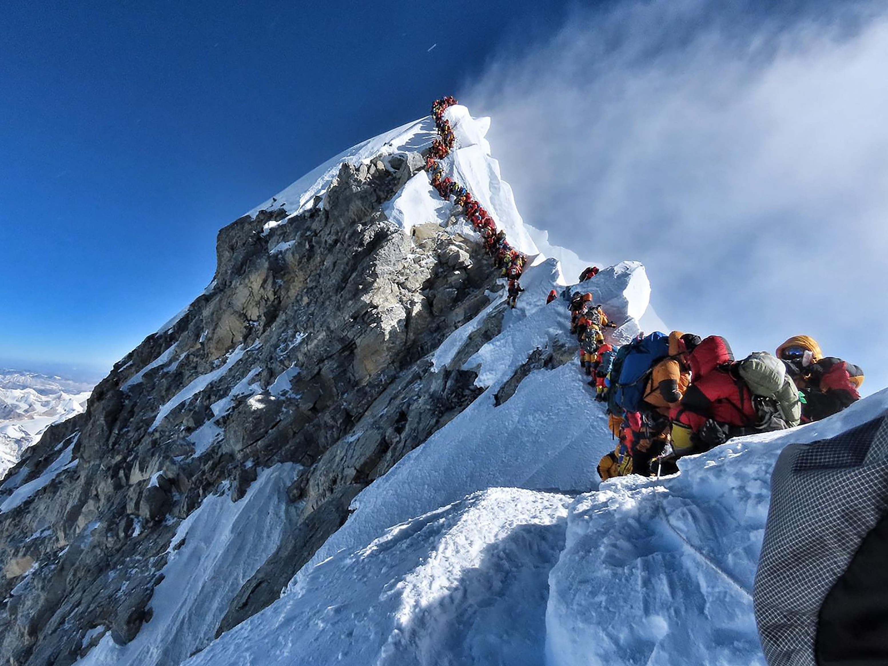 Escalada no Everest tem congestionamento e morte de cinco alpinistas -  24/05/2019 - UOL Notícias