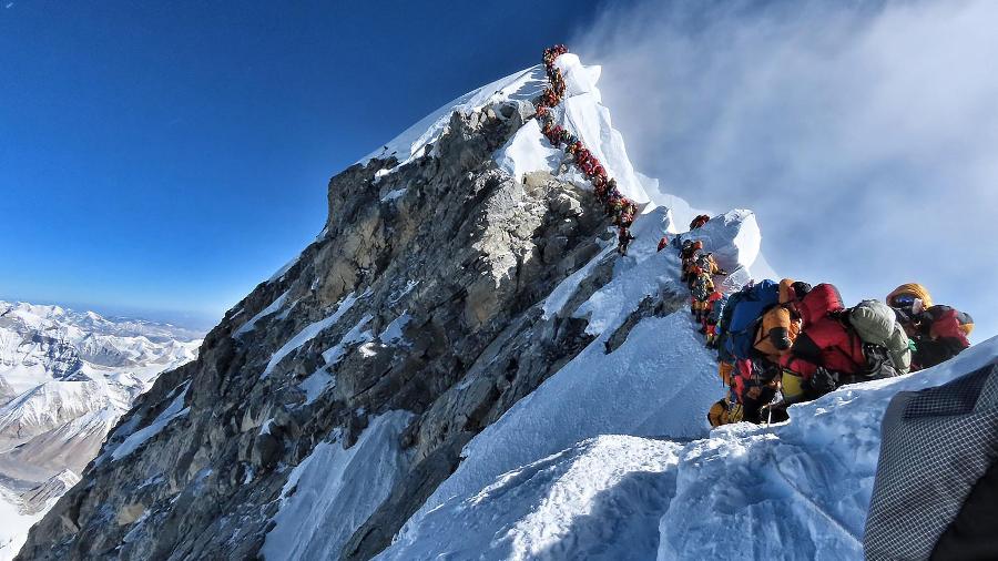 22.mai.2019 - Congestionamento de alpinistas no Monte Everest  - Project Possible/AFP