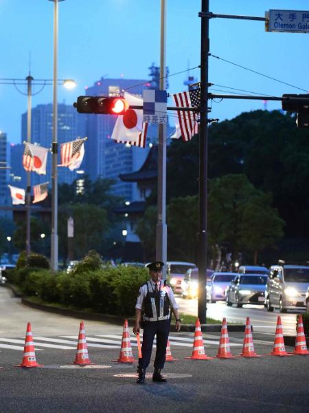 Policial em frente do hotel onde que hospeda o presidente Donald Trump durante sua estadia em Tóquio, no Japão - Kazuhiro NOGI / AFP