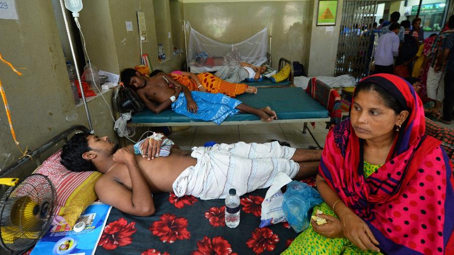 Bengaleses com dengue recebem tratamento em hospital de Daca - Munir Uz Zaman/AFP