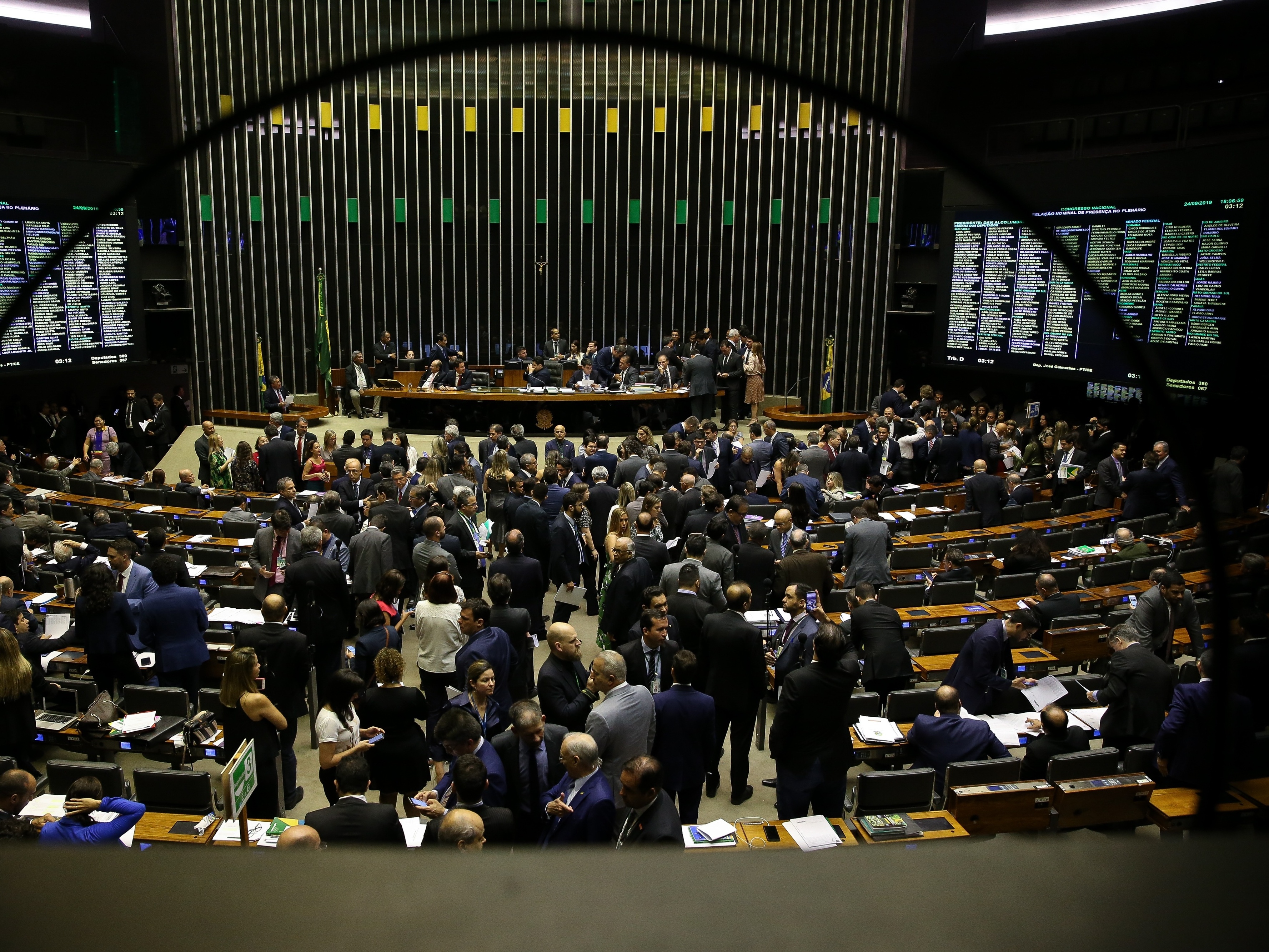 Governo cede R$ 3 bi a parlamentares em meio à eleição no Congresso