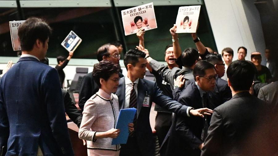 16.out.2019 - Chefe do Executivo de Hong Kong é vaiada por parlamentares e cancela discurso - Anthony Wallace/AFP