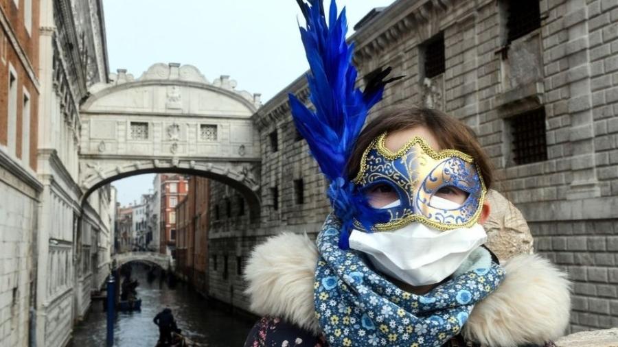 Coronavírus levou autoridades de Veneza a encerrar as celebrações do Carnaval - Gehry Images