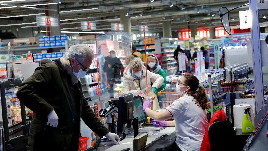 1.abr.20 - Pessoas usaram máscaras em supermercado durante pandemia do novo coronavírus em Viena, na Áustria - Leonhard Foeger/Reuters