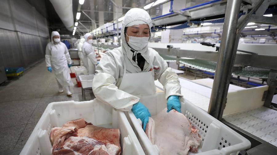 Unidade de processamento de carne suína em Huaian, China - CHINA DAILY