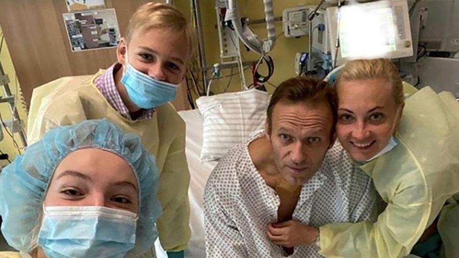 Líder opositor russo Alexei Navalny posa para foto com sua família em hospital em Berlim - SOCIAL MEDIA/via REUTERS