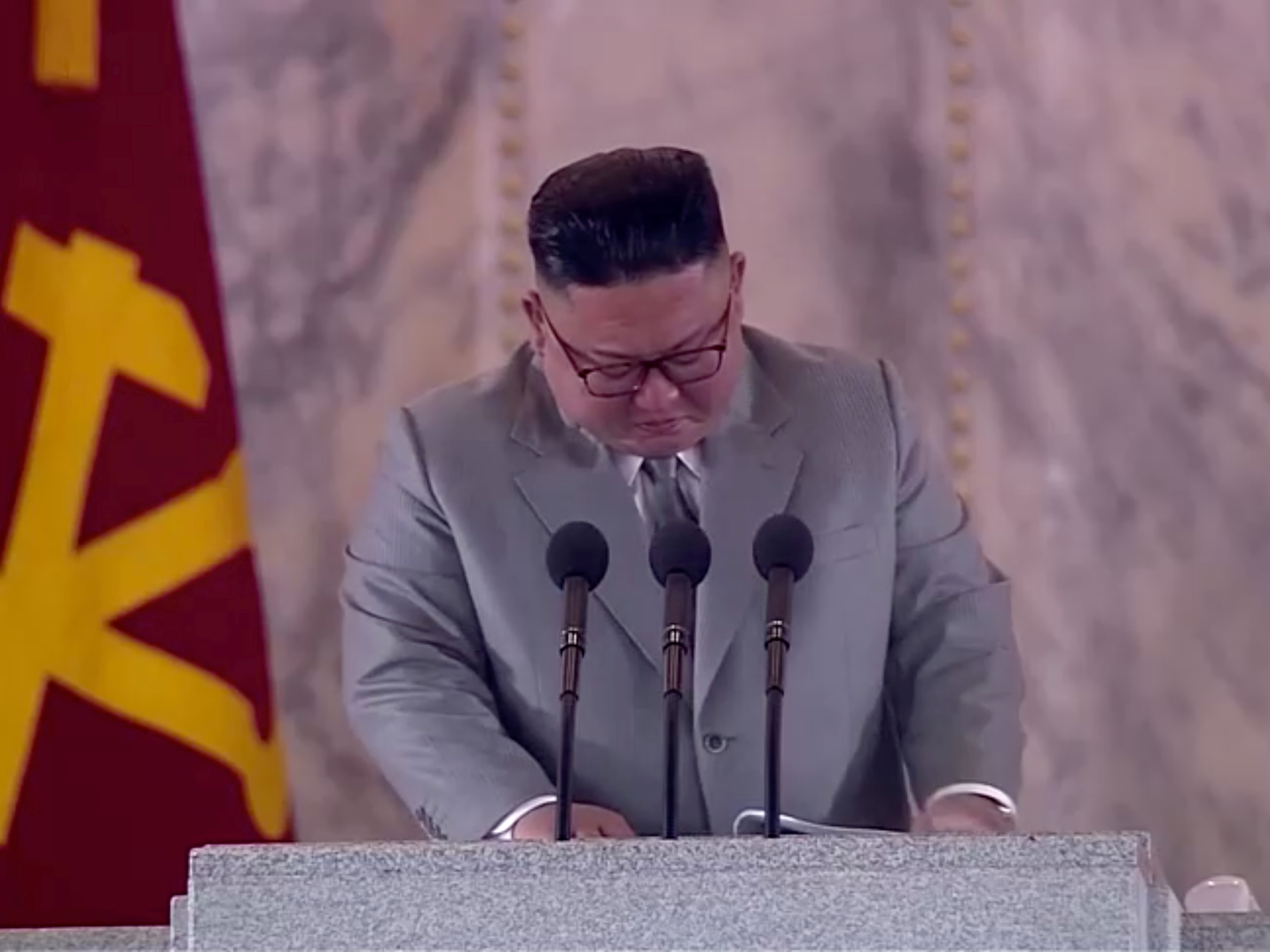 Kim Jong-un se emociona e pede desculpas em discurso: "Eu falhei"