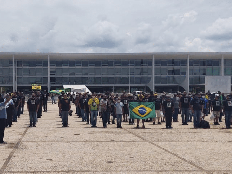  Militares da reserva fazem segundo protesto em Brasília contra Bolsonaro