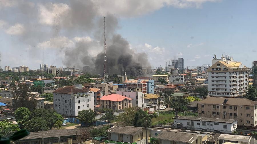 Um imóvel pega fogo em Lagos, Nigéria, durante toque de recolher - HANDOUT/via REUTERS