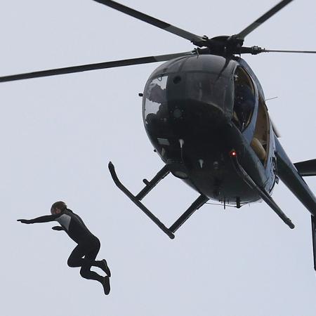 John Bream, ex-paraquedista, saltou para o mar de um helicóptero a 40 metros de altura - Divulgação
