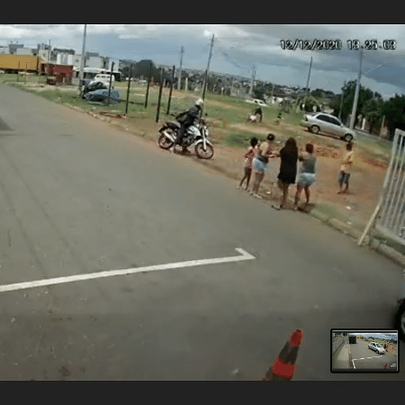 Security camera footage shows residents watching, in the background, the attack that killed Bruna Giovana da Silva, in Bauru - Security camera reproduction - Security camera reproduction