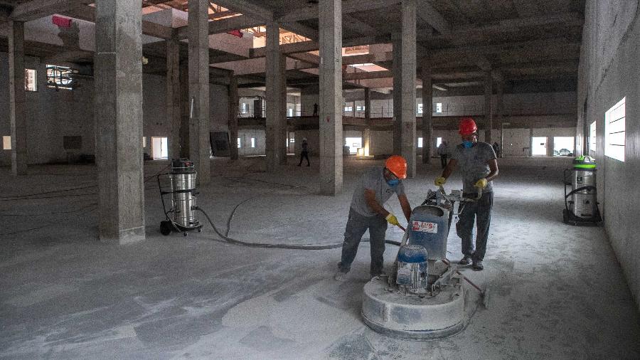 Operários trabalham na obra de construção da futura fábrica de vacinas do Instituto Butantan, em São Paulo - Daniel Teixeira/Estadão Conteúdo
