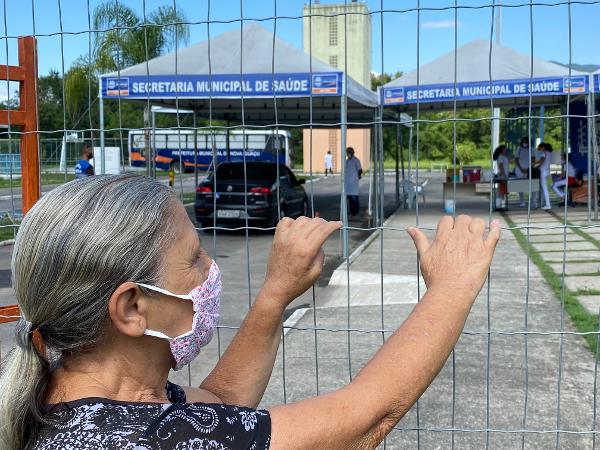 28.abr.2021 - Lúcia das Neves Lima, 67, foi a um posto de vacinação em Nova Iguaçu (RJ), onde obteve a confirmação de que não há a 2ª dose da vacina contra a covid-19 - Herculano Barreto Filho/UOL
