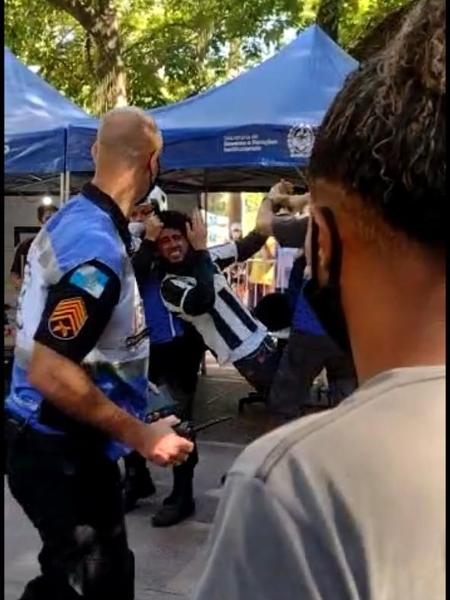 Discussão entre policiais e entregadores pelo uso de bicicletas de aluguel acabou em agressão - Reprodução