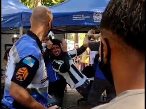 'Ricos têm prioridade': Vídeo mostra agressão de agentes a entregadores