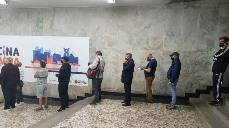 Fila na UBS Patriarca para pegar senha para ser vacinado contra covid-19 - Wanderley Preite Sobrinho/UOL - Wanderley Preite Sobrinho/UOL