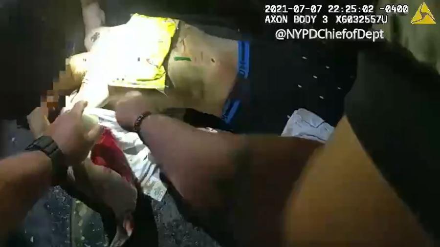 Polícia norte-americana socorre homem em Nova Iorque - Reprodução/Twitter