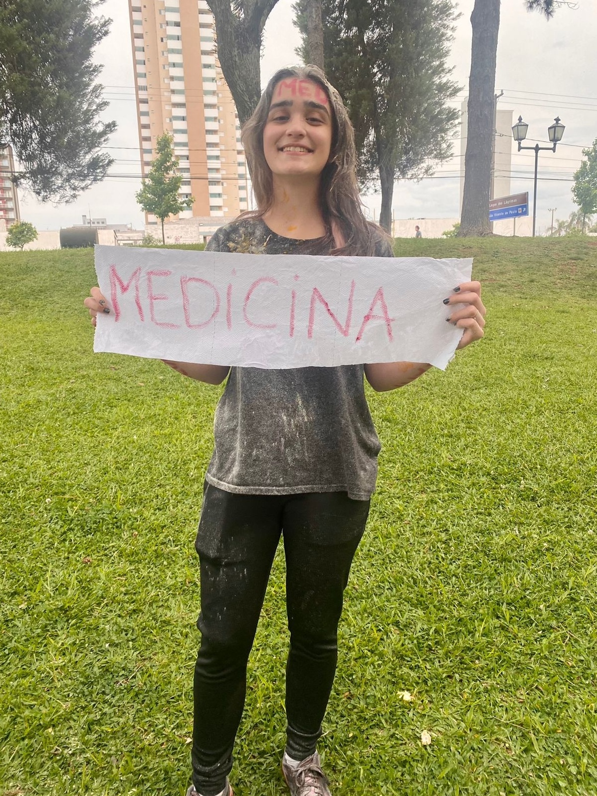 Menina de 15 anos faz teste, passa em medicina, mas decide não cursar