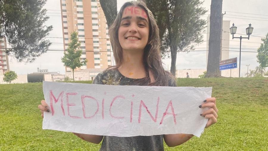 Giulia Moreira, de 15 anos, comemora aprovação no vestibular - Arquivo Pessoal