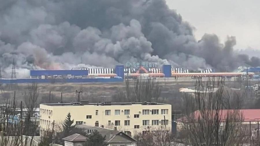 Na imagem: pontos da cidade de Mariupol, na Ucrânia, sofrem ataques do Exército russo - Reprodução/Facebook/NGUmainpage