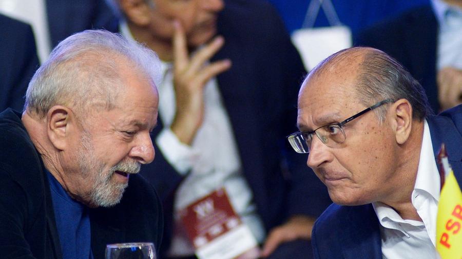 Ex-presidente Lula (PT) e ex-governador de São Paulo, Geraldo Alckmin (PSB), no evento que oficializou o apoio do PSB à pré-candidatura petista à presidência, com o ex-tucano como vice - STRINGER/REUTERS