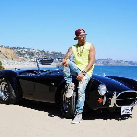 Hamilton tem uma coleção de carros, como esse Shelby Cobra 427, mas não gosta de pegar "estrada normal" - Reprodução/Instagram