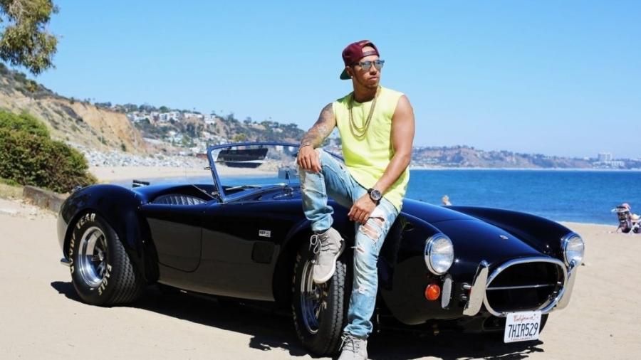 Piloto Lewis Hamilton e seu Shelby Cobra 427, carro que custa R$ 25 milhões - Reprodução/Instagram