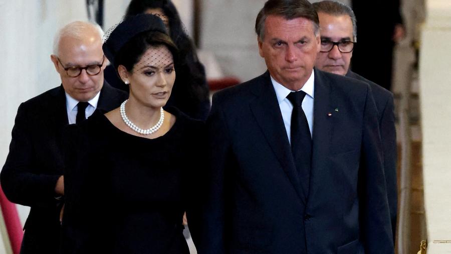 Jair Bolsonaro (PL) e a primeira-dama Michelle Bolsonaro vão a Westminster Hall visitar o caixão da rainha Elizabeth 2ª - Chip Somodevilla/Pool via Reuters