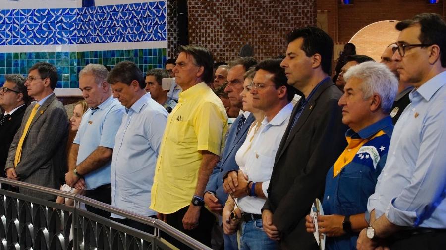 O presidente Jair Bolsonaro, candidato à reeleição, e Tarcísio Freitas, que concorre ao governo de São Paulo, durante missa na Basílica de Aparecida - Felipe Pereira/UOL