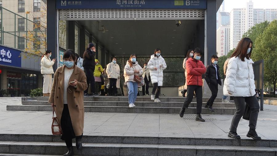 09.12.2022 - Pessoas saem de uma estação de metrô no distrito de Wuchang, depois que o governo afrouxou gradualmente as restrições ao controle do covid-19, em Wuhan - Martin Pollard/Reuters