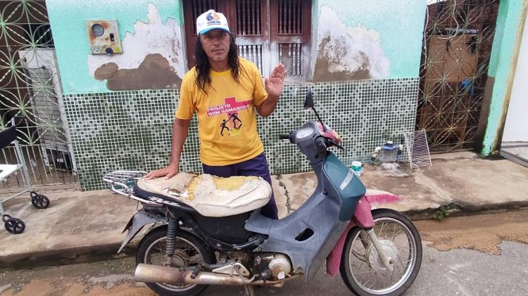 Cearense transporta móveis e eletrodomésticos em cima de moto Biz