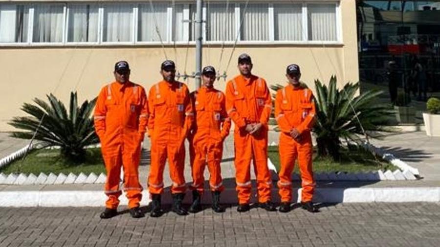 Em foto tirada na frente da Capitania dos Portos de Itajaí, os cinco homens resgatados após um naufrágio em SC; dois ainda estão desaparecidos - Divulgação/5º Distrito Naval da Marinha