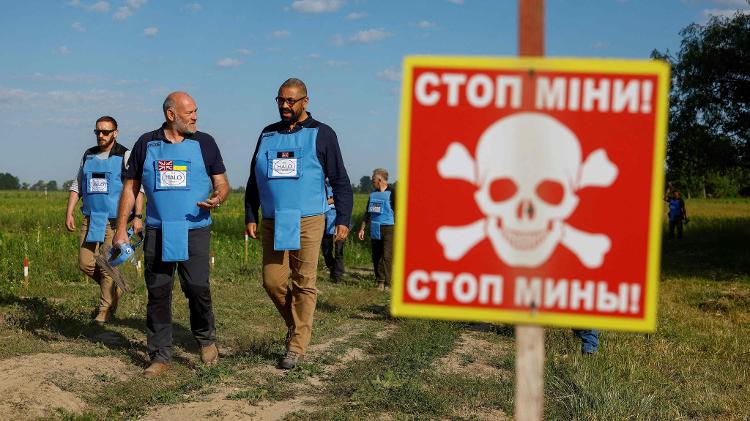 Voluntários fazem remoção de minas terrestres, na vila de Hrebelky, a leste de Kiev