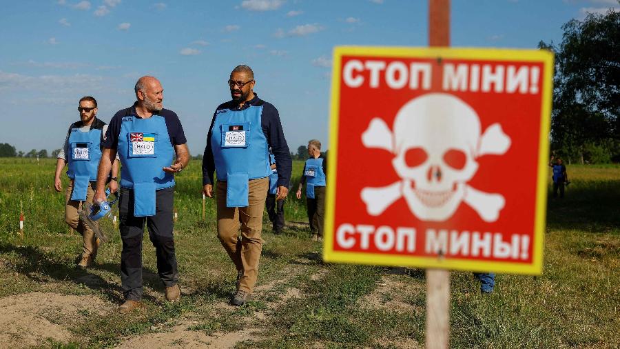 Voluntários fazem remoção de minas terrestres, na vila de Hrebelky, a leste de Kiev (imagem ilustrativa) - VALENTYN OGIRENKO/ AFP