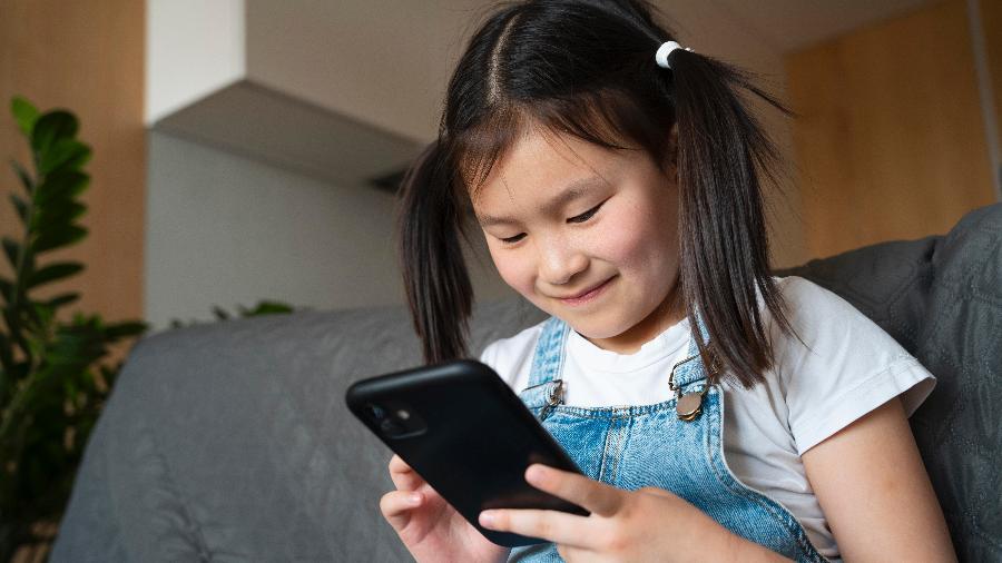 China estuda leis para definir o que crianças podem ou não fazer online e quanto tempo podem ficar conectadas à web
