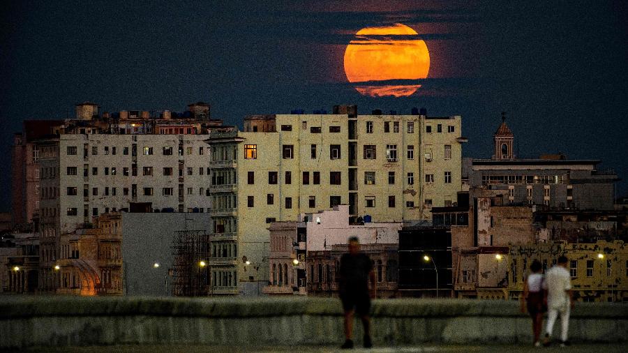 A "Superlua Azul", a segunda lua cheia do mês de agosto, fotografada no fim de tarde em Havana, Cuba