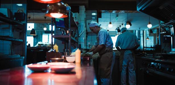 'Casa com gordura e cheiro sufocante': a vida de vizinhos de dark kitchens