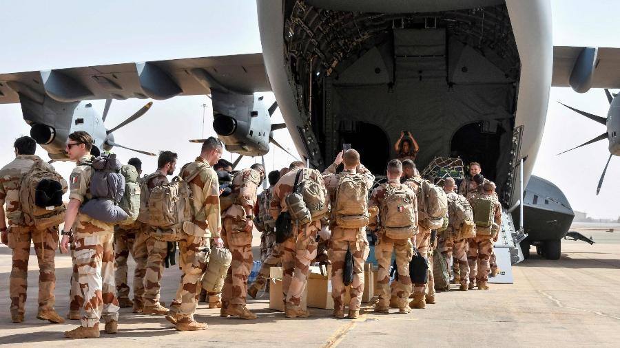 Últimos soldados franceses embarcam num avião militar francês para deixar definitivamente o Níger