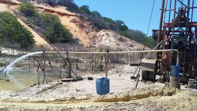 Poço perfurado para tentar achar água mais limpa em Icapuí (CE)