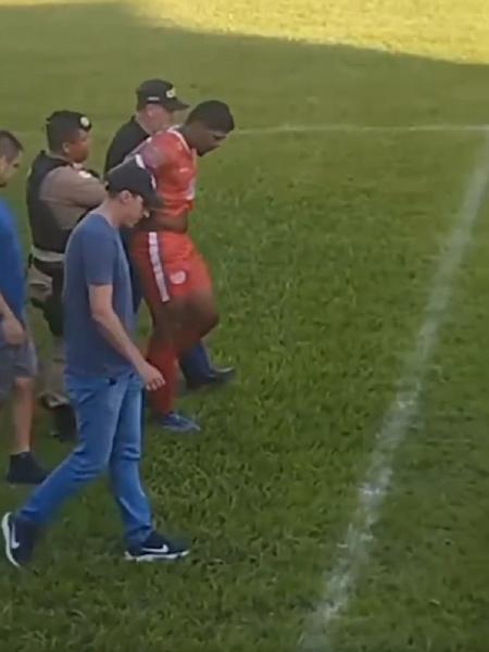 Homem foi preso durante partida de futebol em Minas Gerais