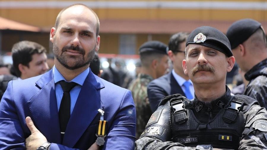 22.abr.2024 - Foto divulgada por Sargento Nantes com Eduardo Bolsonaro, durante evento do 132° aniversário da Rota, em São Paulo