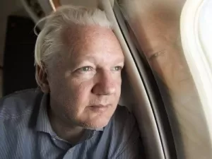 Jamil: Assange fica livre em momento de debate sobre desinformação