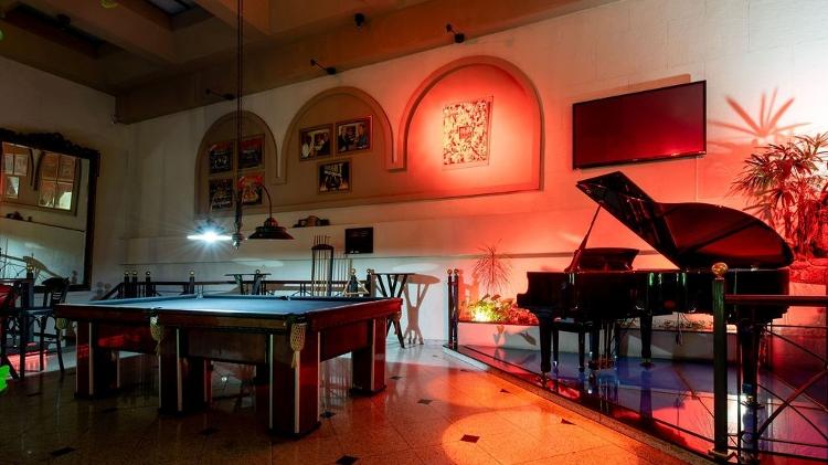 O espaço conta com um lounge para a diversão dos clientes, com mesas de sinuca e piano de cauda