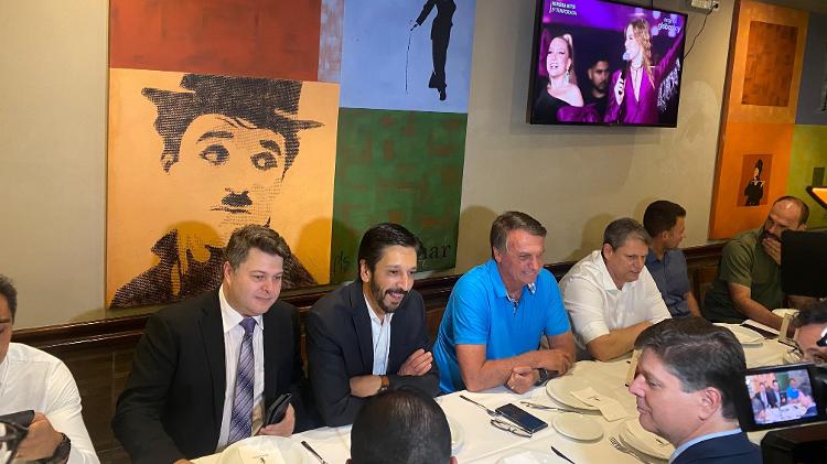 Nunes, Bolsonaro e Tarcísio em pizzaria após culto em São Paulo