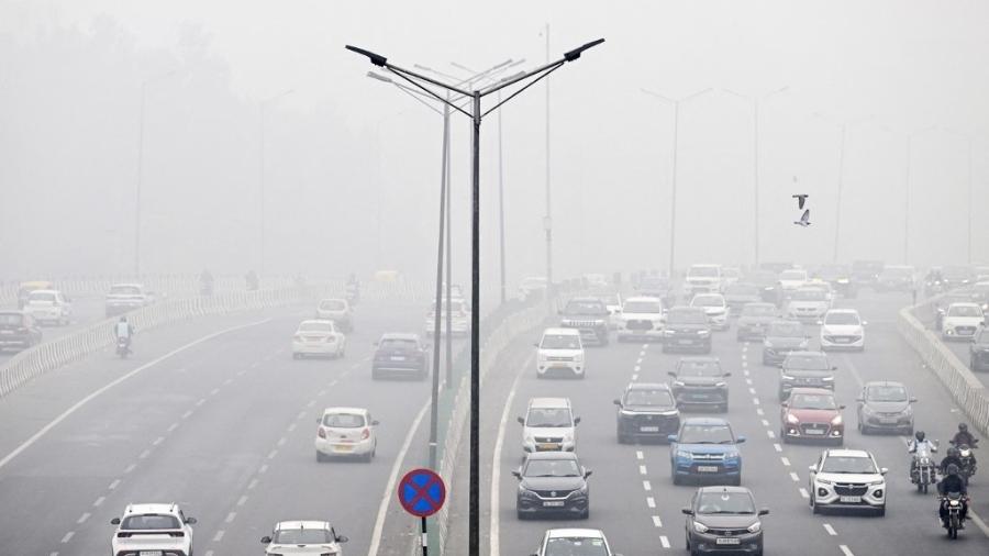 Capital da Índia foi tomada por "neblina" que tem concentração de poluentes 50 vezes maior do que o máximo recomendado pela Organização Mundial da Saúde - Arun SANKAR / AFP