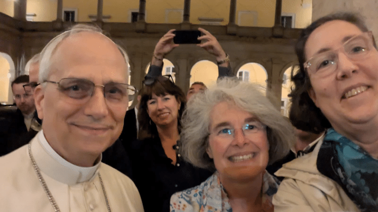 Primeira selfie do papa Leão 14